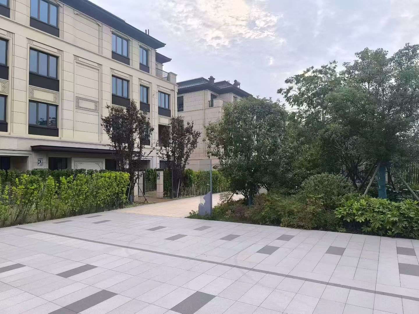 甘肃 芝麻白与芝麻白搭配铺装，尺寸1200*600